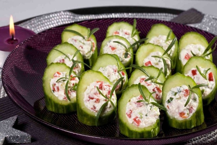 Фаршированные огурцы со сливочным сыром и болгарским перцем
