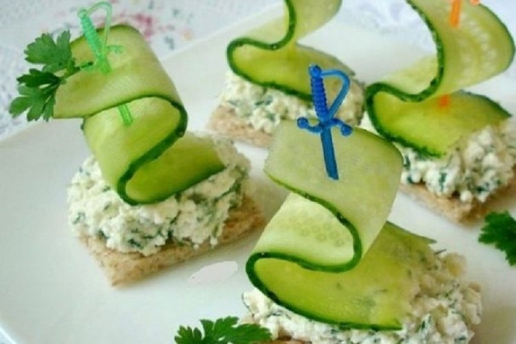 Канапе из огурцов со ржаным хлебом