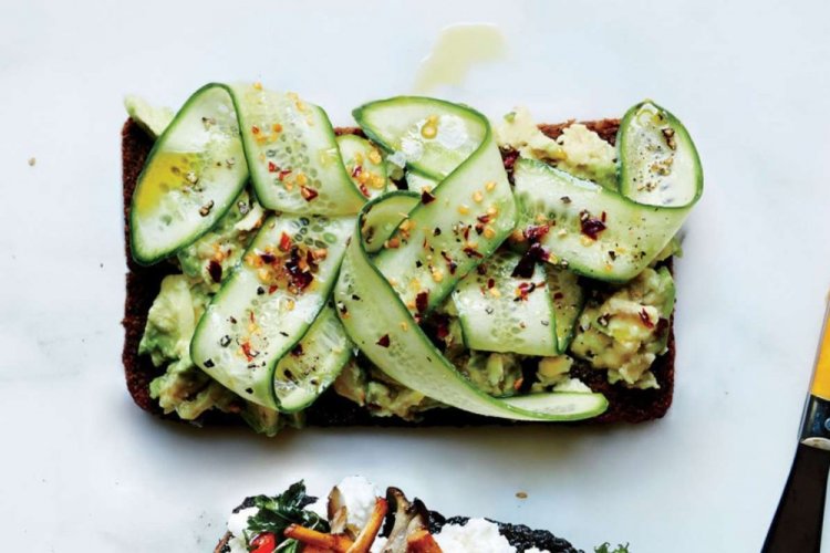 Брускетта с огурцом и авокадо