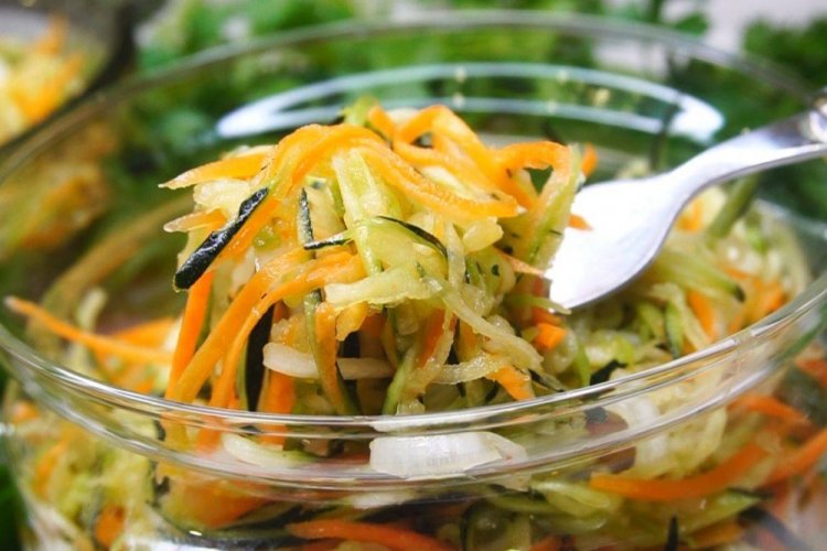 Тертый салат со свежими кабачками