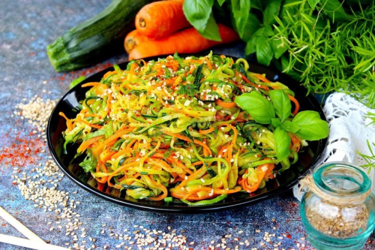 Салат из свежих кабачков по-корейски