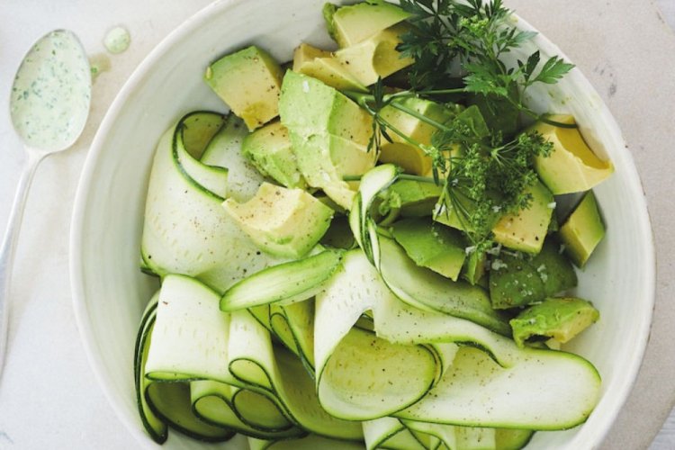 Салат из свежих кабачков и авокадо