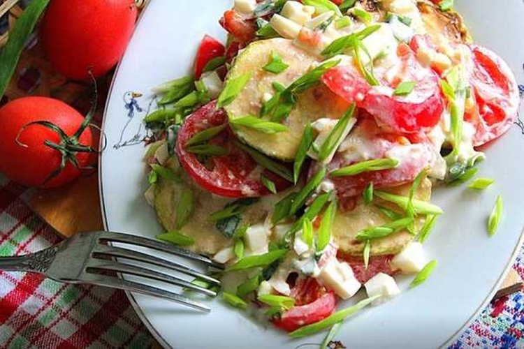 Салат из свежих кабачков с помидорами и яйцами