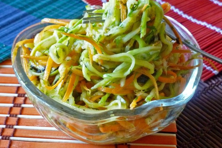 Салат из свежих кабачков с имбирем и рисовым уксусом