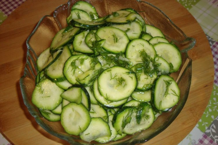 Салат из свежих кабачков и огурцов