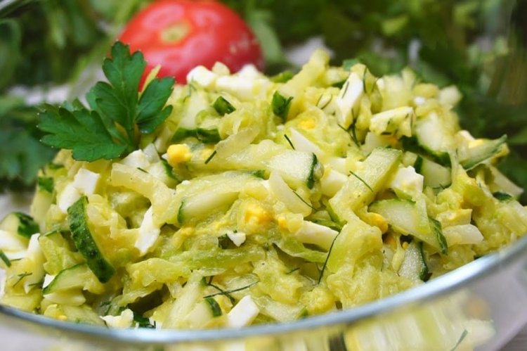 Салат со свежими кабачками, огурцами и яйцом