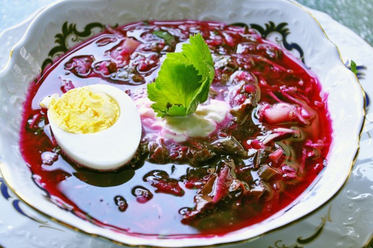 Холодный суп из свекольной ботвы и щавеля