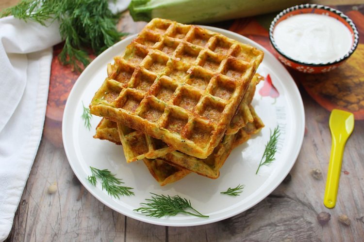 Вафли из кабачков со сметаной и сыром