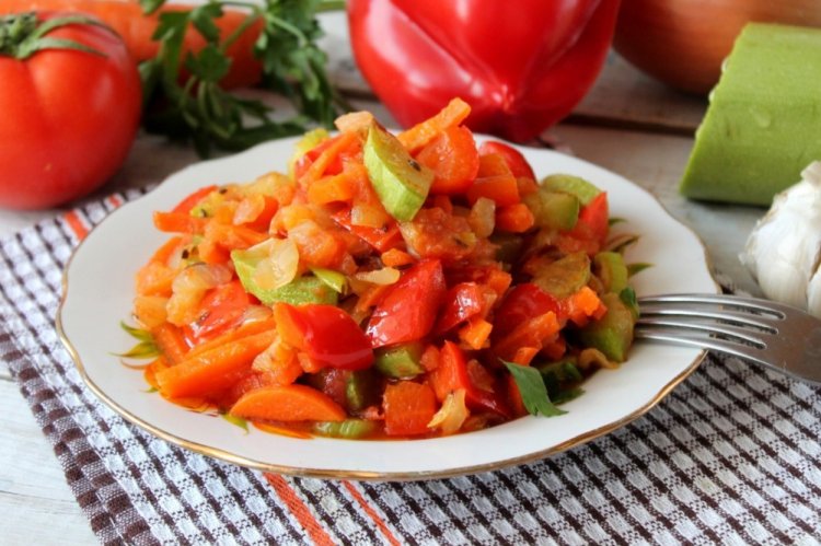 Соте из кабачков в мультиварке