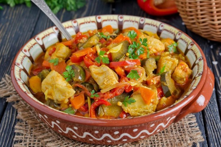 Соте из кабачков с курицей