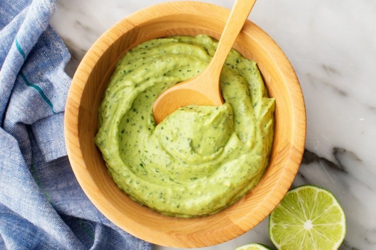 Сырный соус из авокадо с мятой
