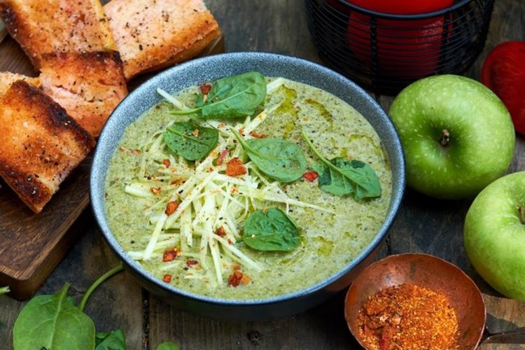 Крем-суп из свекольной ботвы и яблок