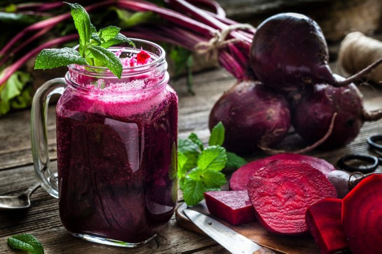 Смузи со свеклой и свекольной ботвой