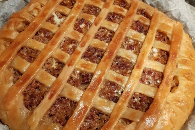 Пирог с фаршем и свекольной ботвой