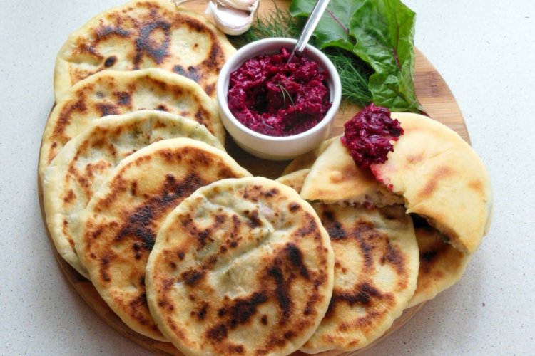 Лепешки с творогом и свекольной ботвой