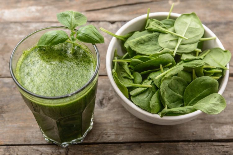 Смузи из свекольной ботвы со шпинатом