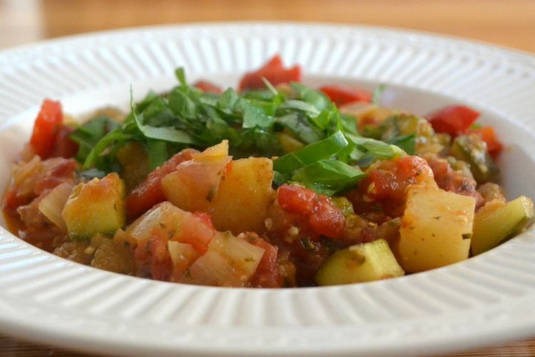 Овощное рагу с кабачками и картошкой в мультиварке