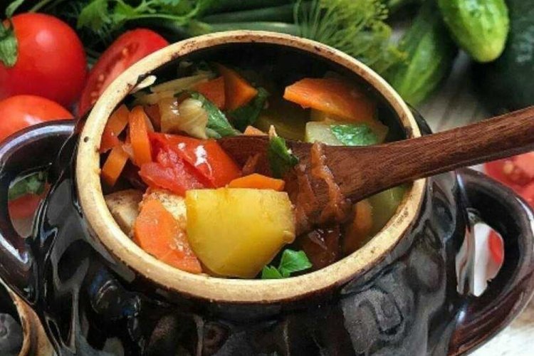 Овощное рагу с кабачками и картошкой в горшочках