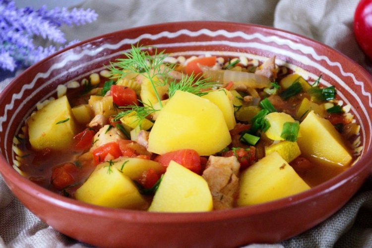 Овощное рагу с курицей, кабачками и картошкой