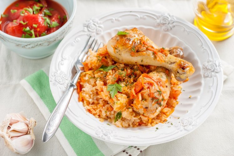 Куриные ножки с рисом и томатом в духовке