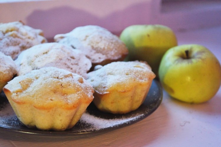 Творожные маффины с яблоком