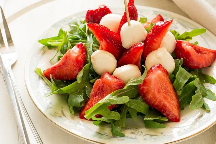 Салат с клубникой и моцареллой