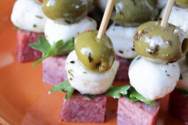 Канапе с моцареллой и колбасой