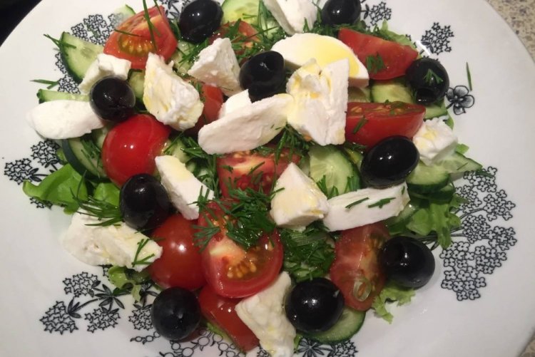 Овощной салат с моцареллой