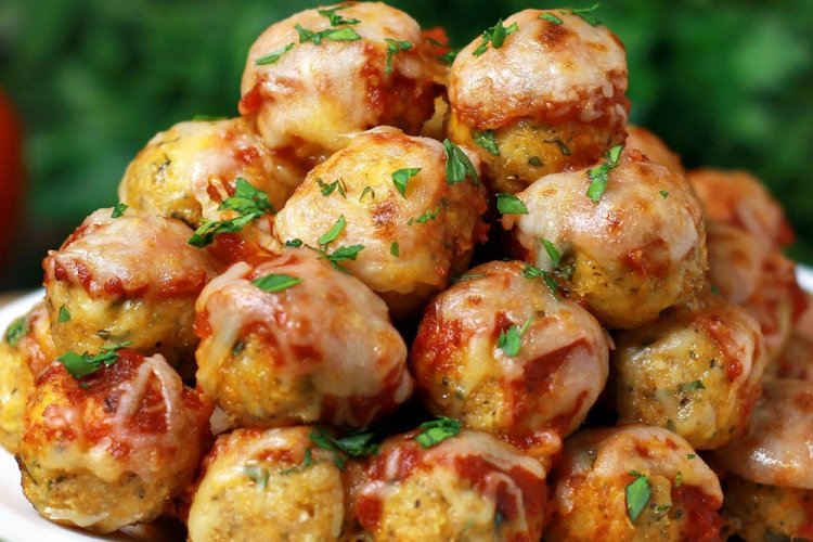 Тефтели в томатном соусе под сыром