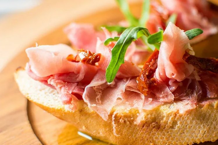 Брускетты с беконом и творожным сыром