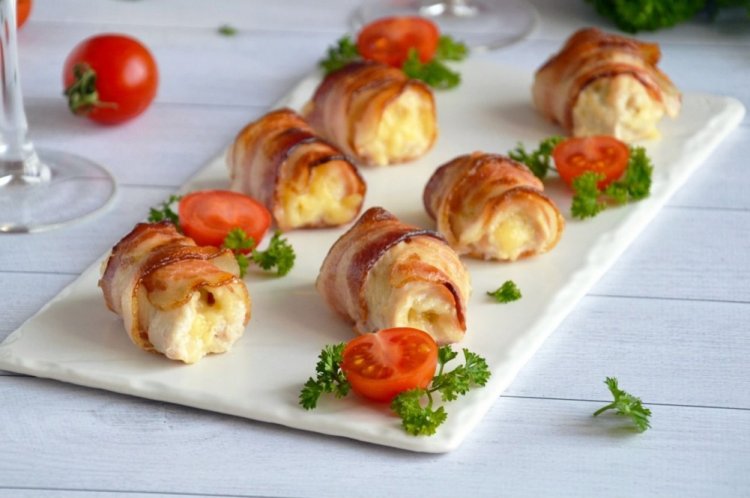 Рулетики из бекона с яйцом и сыром