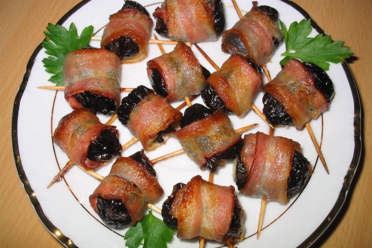 Рулетики из бекона с черносливом