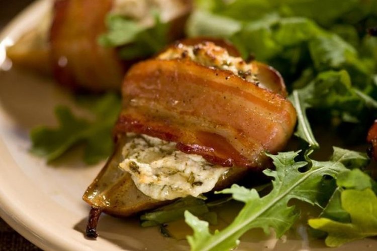 Запеченная груша с беконом