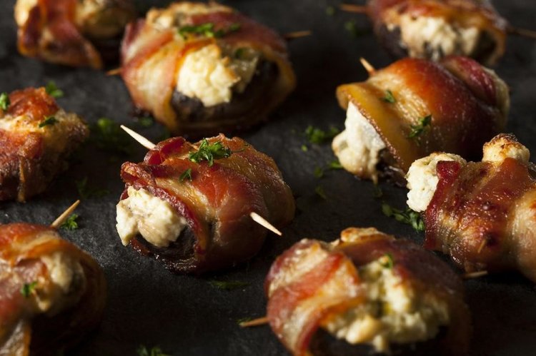 Шампиньоны с беконом в духовке