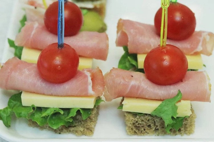 Канапе с беконом, помидорами и сыром
