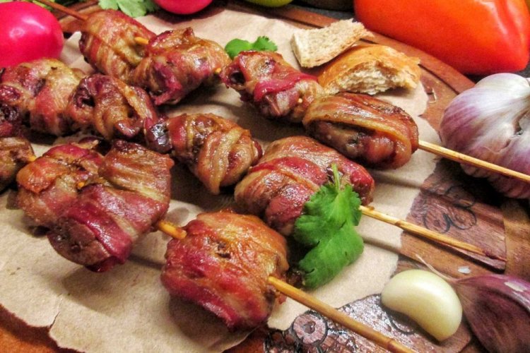 Шашлык из говяжьей печени с беконом и горчицей