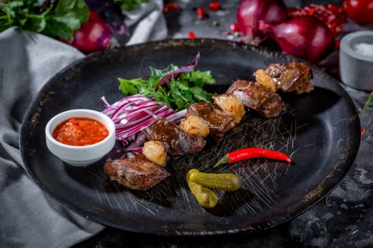 Шашлык из говяжьей печени с салом
