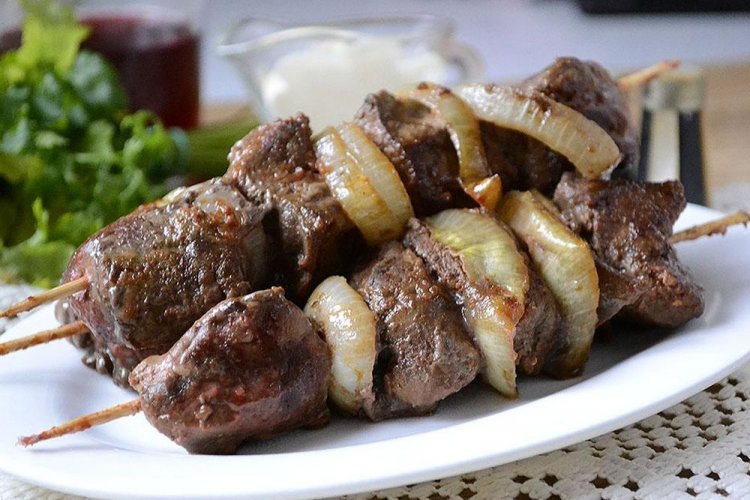 Мягкий шашлык из говяжьей печени с луком