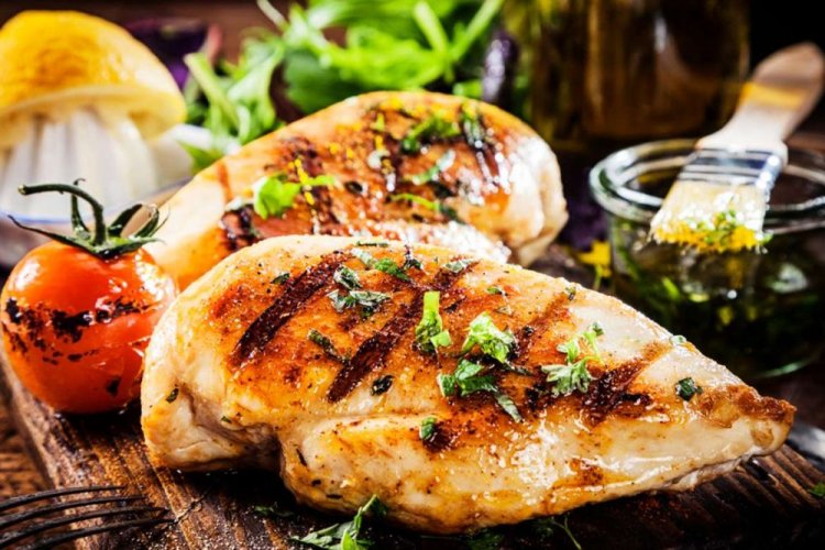 Куриная грудка в соусе из имбиря и меда на гриле