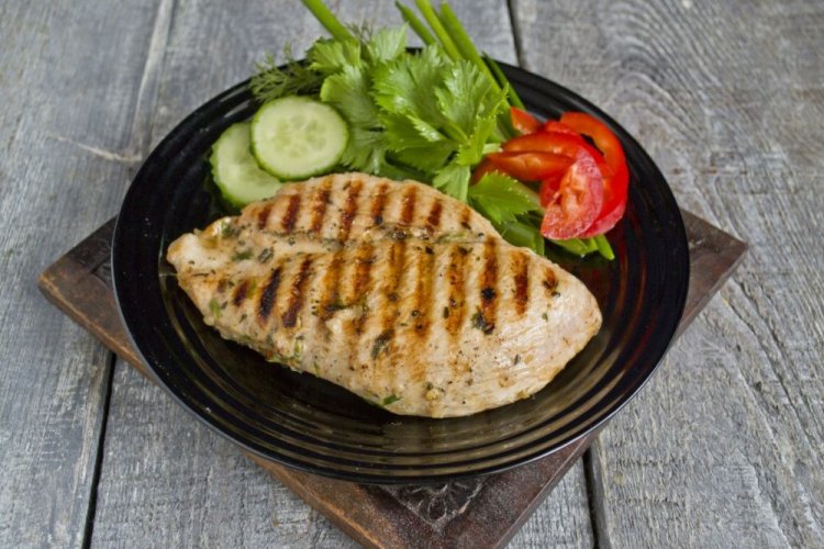 Куриная грудка с белым вином и лимоном на гриле