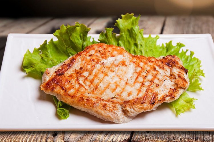 Куриная грудка на гриле, маринованная с кефиром и луком