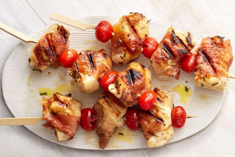 Куриная грудка с беконом и помидорами черри на гриле
