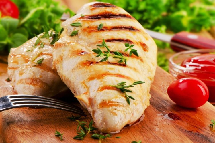 Куриная грудка в луковом маринаде на гриле