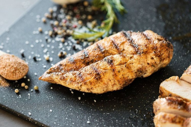 Куриная грудка со специями и панировочными сухарями на гриле