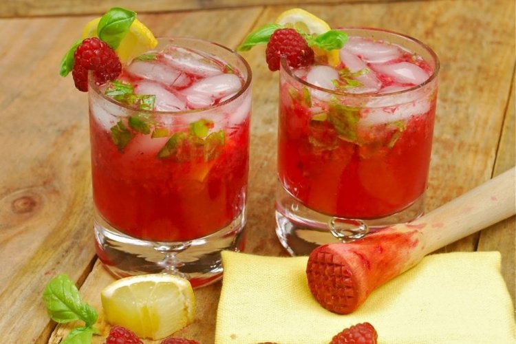 Малиновый коктейль с лимончелло и шампанским