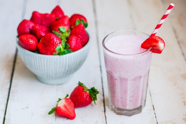 Клубничный коктейль на миндальном молоке