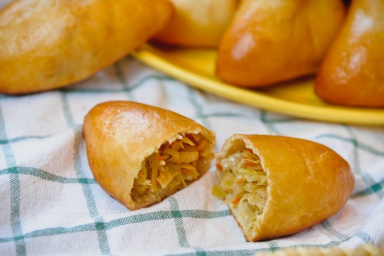 С капустой, томатным соусом и зеленью