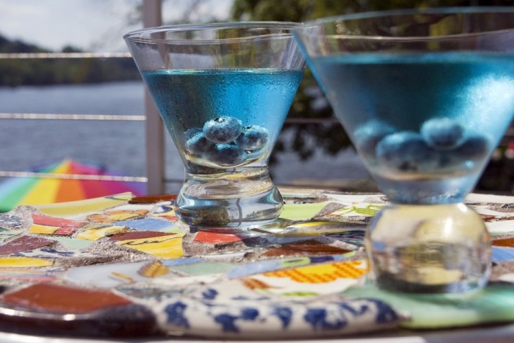 Коктейль с персиковой водкой и Блю Кюрасао