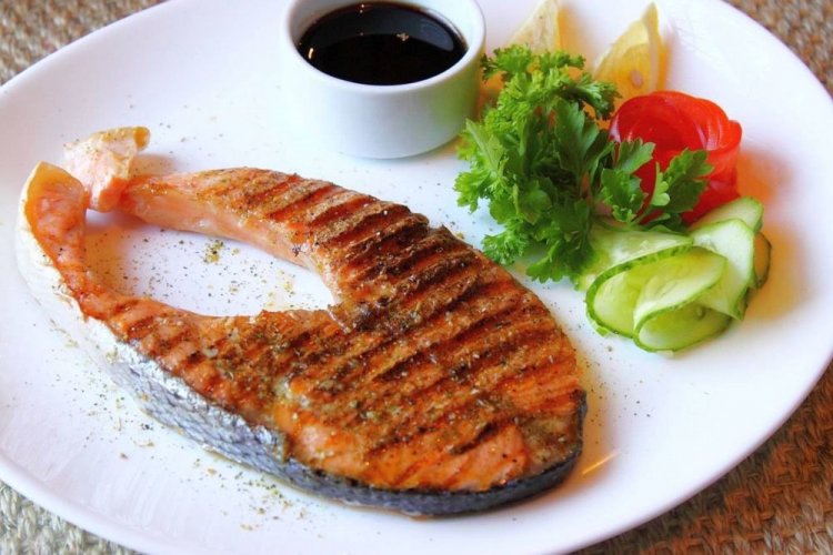 Стейки семги с соусом терияки и имбирем на гриле