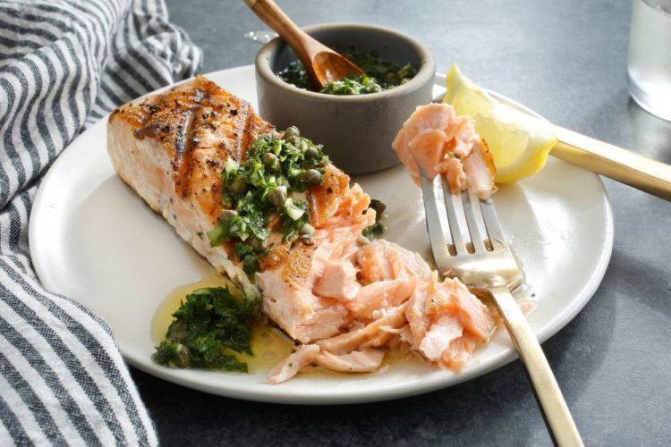 Нежная семга под ароматным соусом на гриле